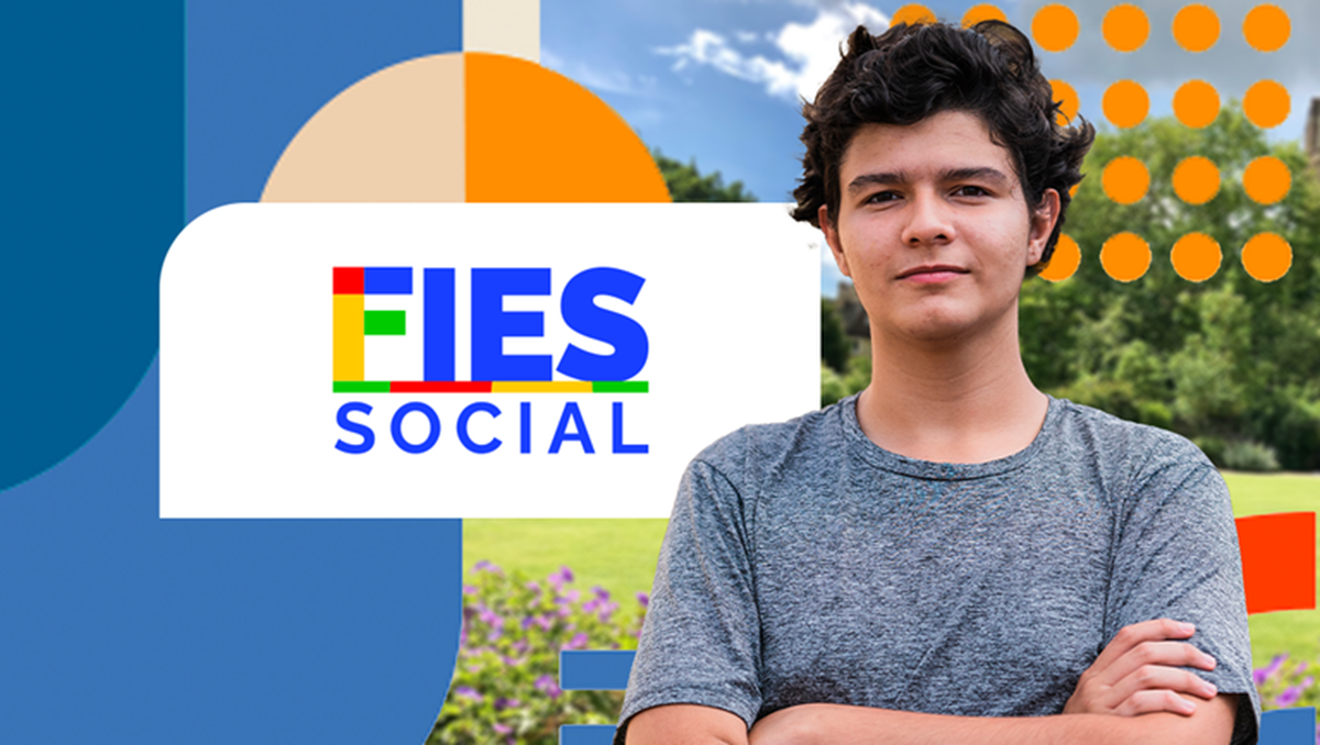 Jovem com camiseta cinza sorrindo na frente de um fundo colorido, representando o acesso ao FIES Social.