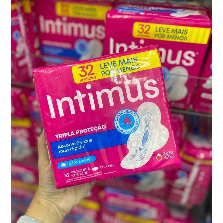 Pacote de absorventes Intimus, destacando a embalagem rosa com a marca e descrição de características como ‘triple proteção’ e ‘absorve 2 vezes mais rápido’