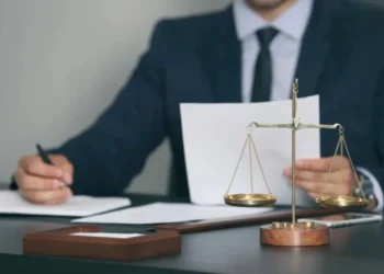 Escalas de Justiça com advogado analisando documentos