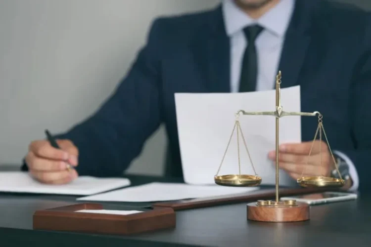 Escalas de Justiça com advogado analisando documentos
