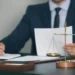 Escalas de Justiça com advogado analisando documentos