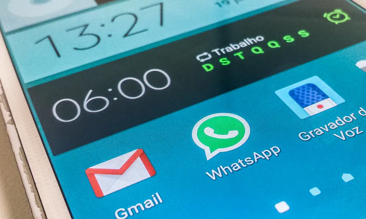  Ícones do WhatsApp, Gmail e gravador de voz na tela de um smartphone