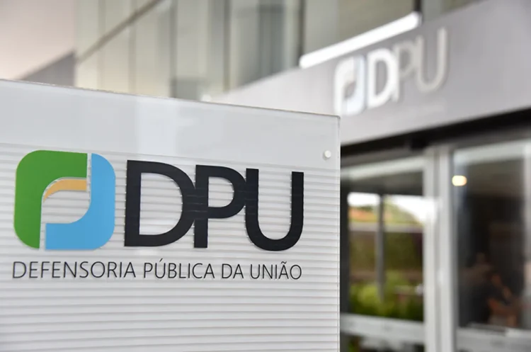 Fachada da Defensoria Pública da União com placa institucional em destaque