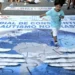 Criança caminha sobre banner de conscientização do autismo