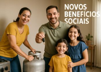 Família sorridente ao lado de botijão de gás simbolizando benefícios sociais