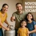 Família sorridente ao lado de botijão de gás simbolizando benefícios sociais