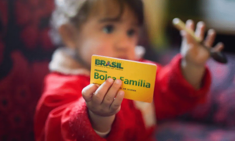 Criança segurando cartão do Bolsa Família 2025.