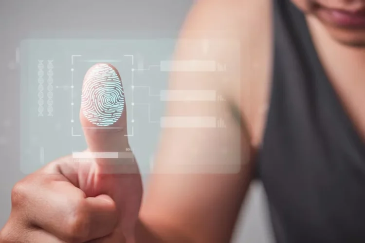 Leitor biométrico digital usado para acesso a benefícios sociais