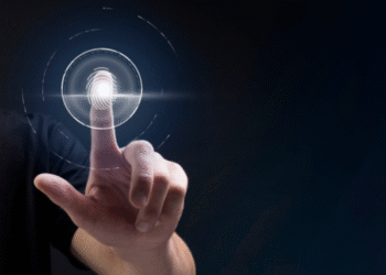 Pessoa autenticando digitalmente com o dedo em leitor biométrico