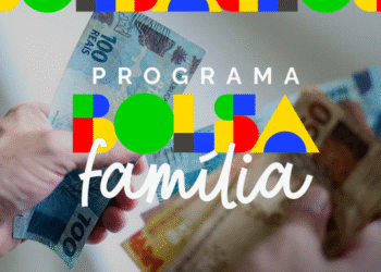Pessoa segurando notas do programa Bolsa Família em julho de 2025.