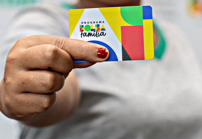Cartão do Programa Bolsa Família com o logo do programa.