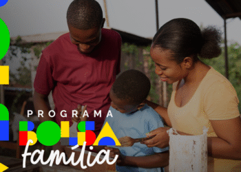 Família participando de atividade comunitária com o texto Bolsa Família em destaque, representando o programa social.