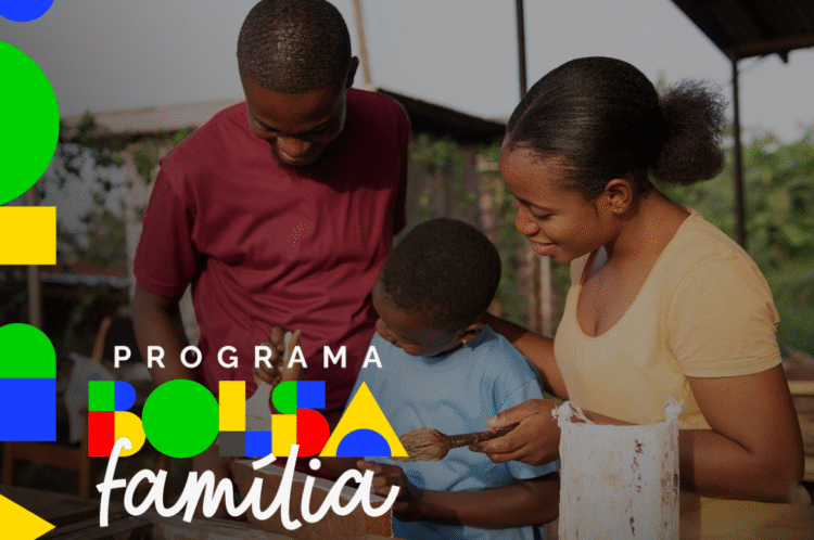 Família participando de atividade comunitária com o texto Bolsa Família em destaque, representando o programa social.