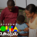 Família participando de atividade comunitária com o texto Bolsa Família em destaque, representando o programa social.