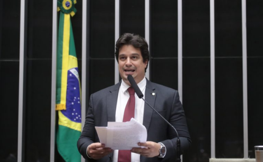Deputado Lucas Ramos (PSB-PE) fala sobre proposta de Bolsa Família que permite trabalhar no turismo sem perder o benefício por 2 anos.