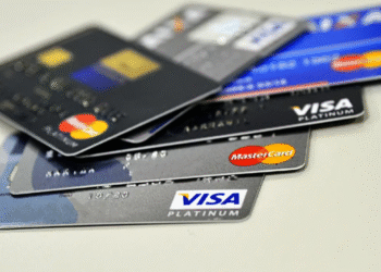 Não pagou o cartão de crédito? Veja o que pode acontecer - imagem de cartões Visa e MasterCard empilhados.