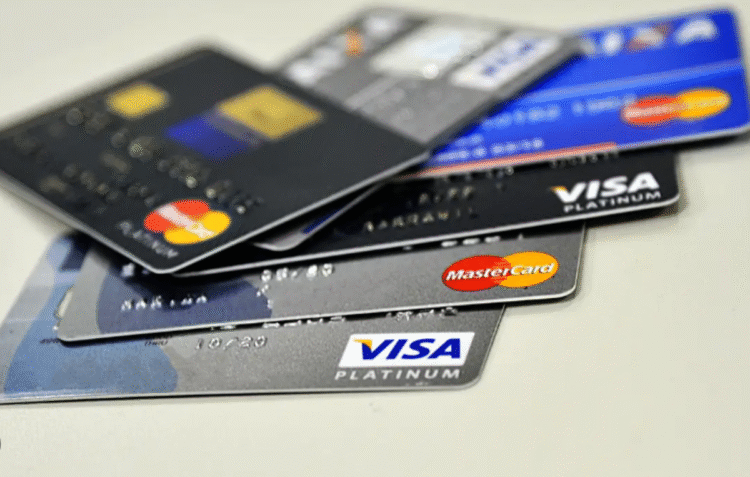 Não pagou o cartão de crédito? Veja o que pode acontecer - imagem de cartões Visa e MasterCard empilhados.