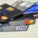 Não pagou o cartão de crédito? Veja o que pode acontecer - imagem de cartões Visa e MasterCard empilhados.