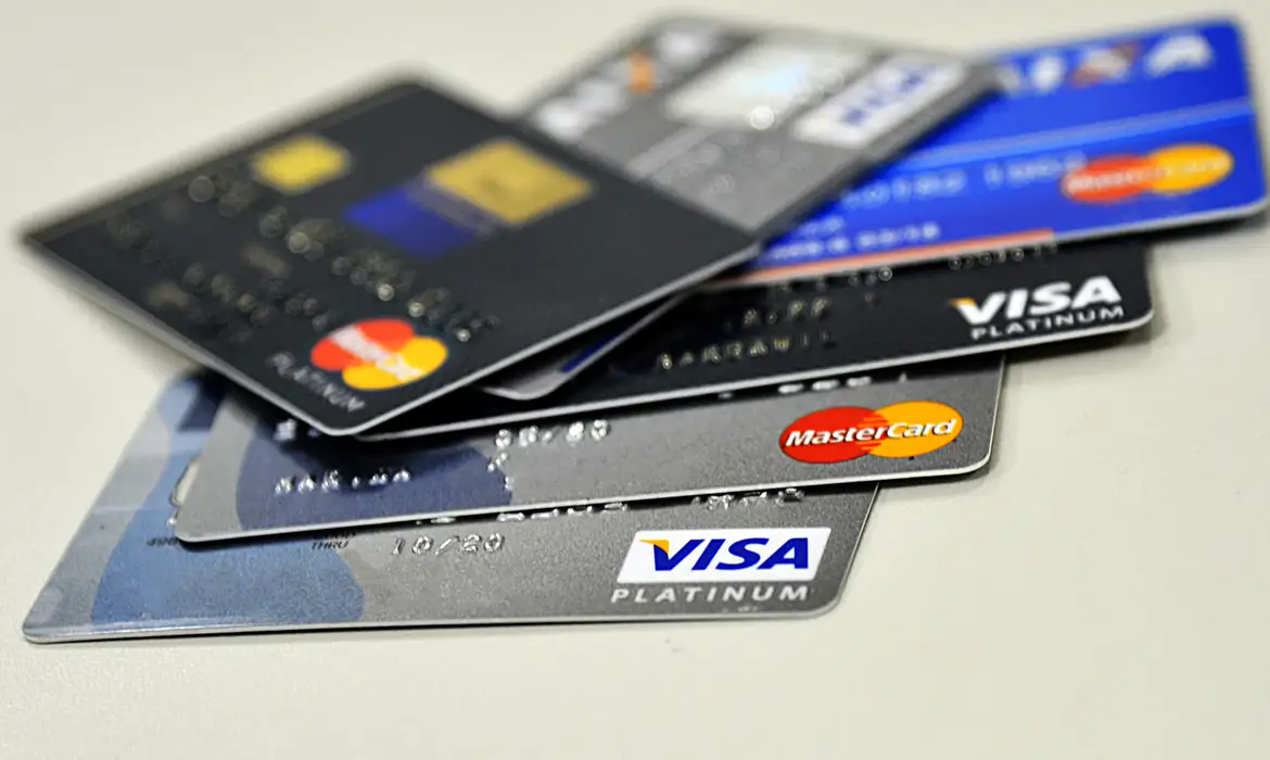 Vários cartões de crédito empilhados sobre uma superfície clara