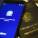 Aplicativo da Carteira de Trabalho Digital ao lado do documento físico