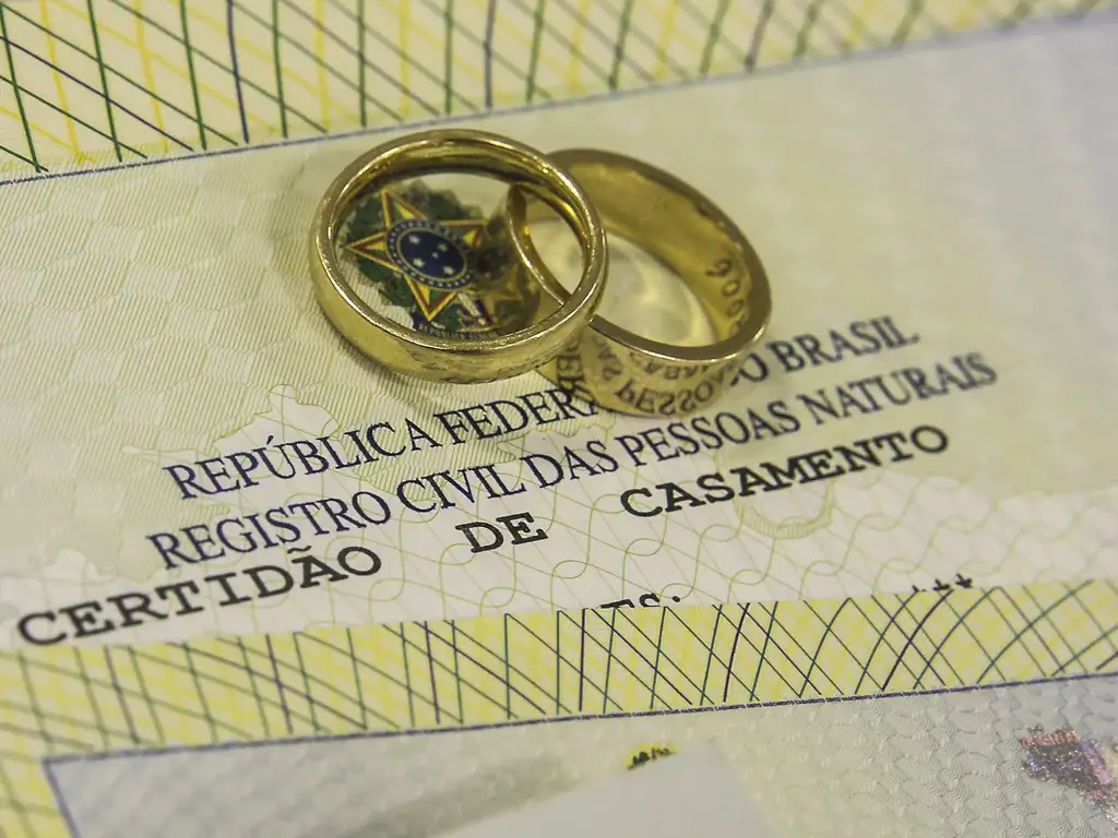 Duas alianças sobre certidão de casamento do registro civil brasileiro