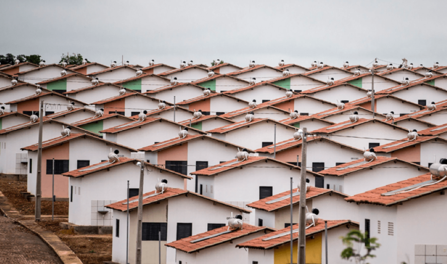 Conjunto de casas populares beneficiadas por pacote de crédito habitacional facilitado e linha especial para reformas.