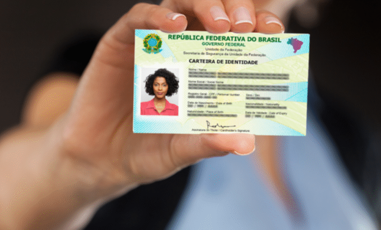Imagem de uma nova Carteira de Identidade Brasileira (CIN) com foco na obrigatoriedade para todos os cidadãos.