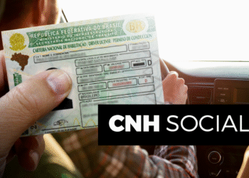 CNH Social 2025: Carteira Nacional de Habilitação gratuita sendo segurada dentro de um carro.
