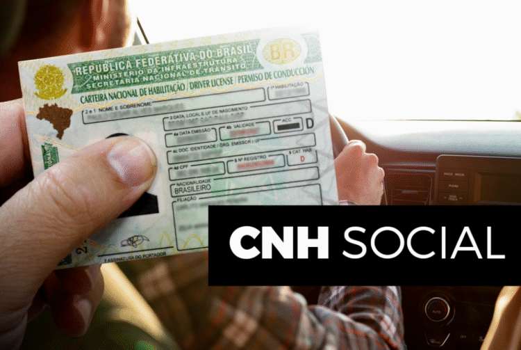 CNH Social 2025: Carteira Nacional de Habilitação gratuita sendo segurada dentro de um carro.