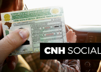 Carteira Nacional de Habilitação Social 2025 sendo exibida dentro de um carro, com texto indicando o fim das inscrições para 3 mil vagas.