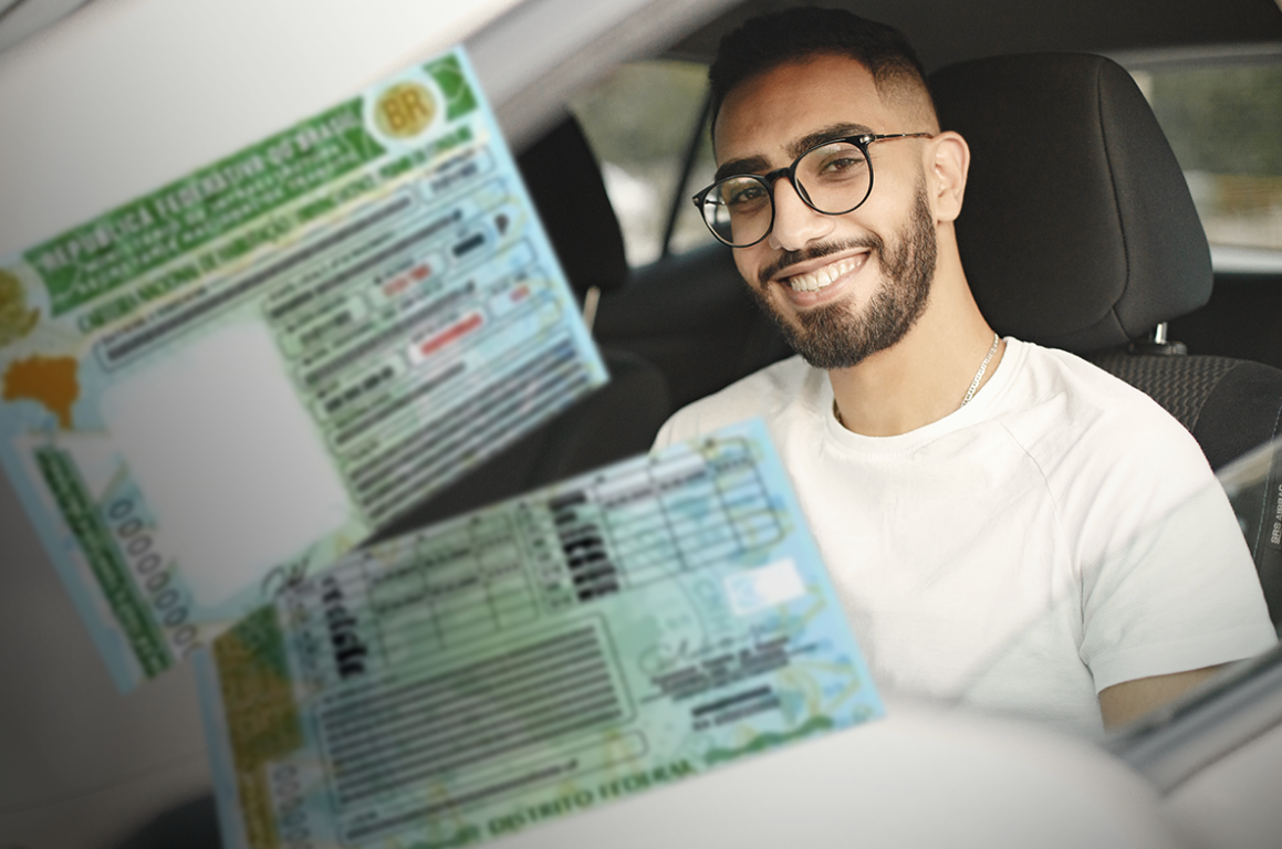 Homem sorridente dentro de um carro segurando uma CNH Social 2025, com destaque para o fim das inscrições de 3 mil vagas.