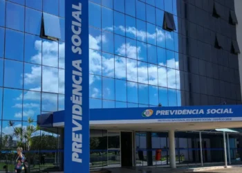 Fachada do edifício sede do INSS, com o nome 'Previdência Social' visível, ilustrando a sede do Instituto Nacional do Seguro Social.