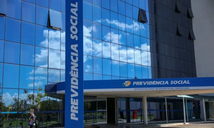 Fachada do edifício sede do INSS, com o nome 'Previdência Social' visível, ilustrando a sede do Instituto Nacional do Seguro Social.