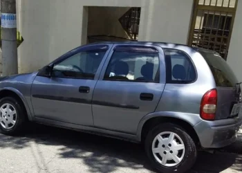 Corsa à venda no leilão do Detran por R$ 3,5 mil.
