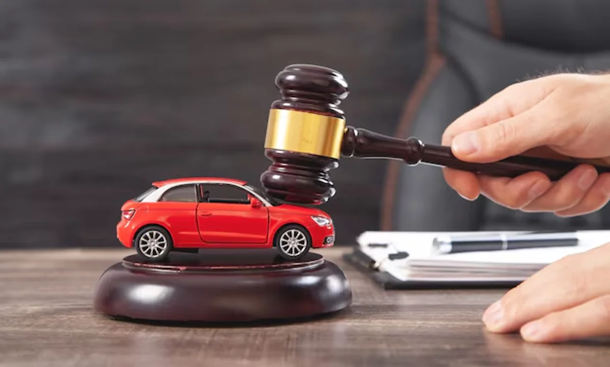 Leilão de carro: miniatura de um Corsa sendo julgado