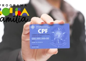 Cartão CPF sendo segurado por uma pessoa, relacionado ao Programa Bolsa Família 2025.