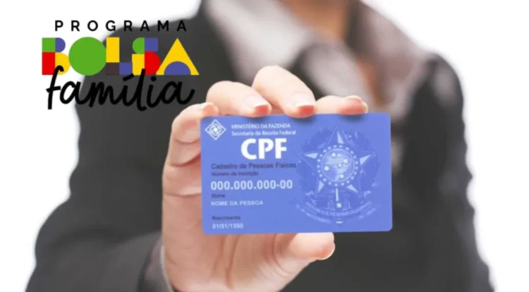 Cartão CPF sendo segurado por uma pessoa, relacionado ao Programa Bolsa Família 2025.