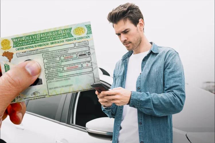Homem consulta celular enquanto segura CNH ao lado de um carro