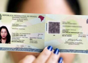 Pessoa segura nova carteira de identidade emitida no estado do Rio de Janeiro