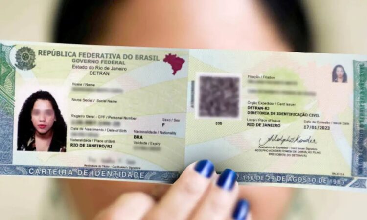 Pessoa segura nova carteira de identidade emitida no estado do Rio de Janeiro