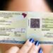 Pessoa segura nova carteira de identidade emitida no estado do Rio de Janeiro