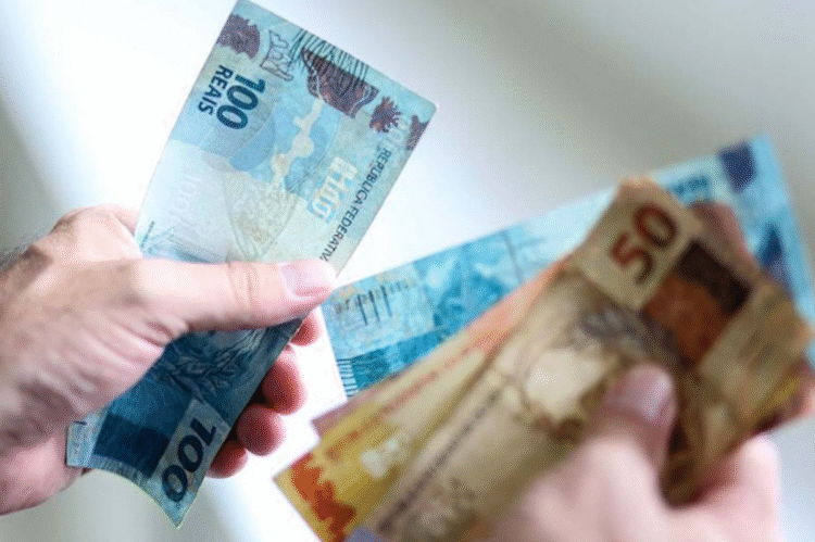 Você pode ter dinheiro esquecido no banco: aprenda como consultar pelo sistema do BC