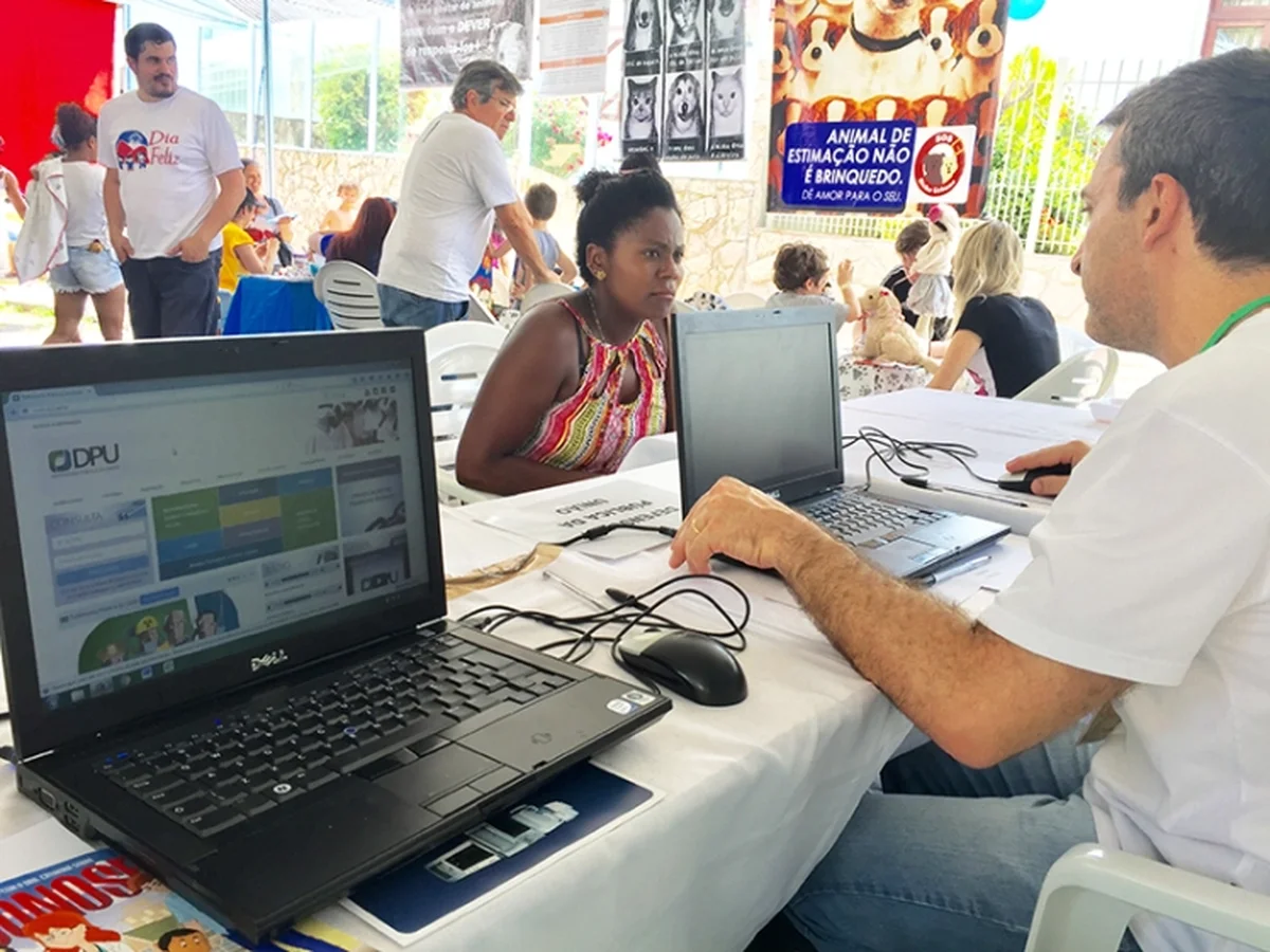 Atendimento jurídico e ao Bolsa Família oferecido pela DPU em evento de orientação.