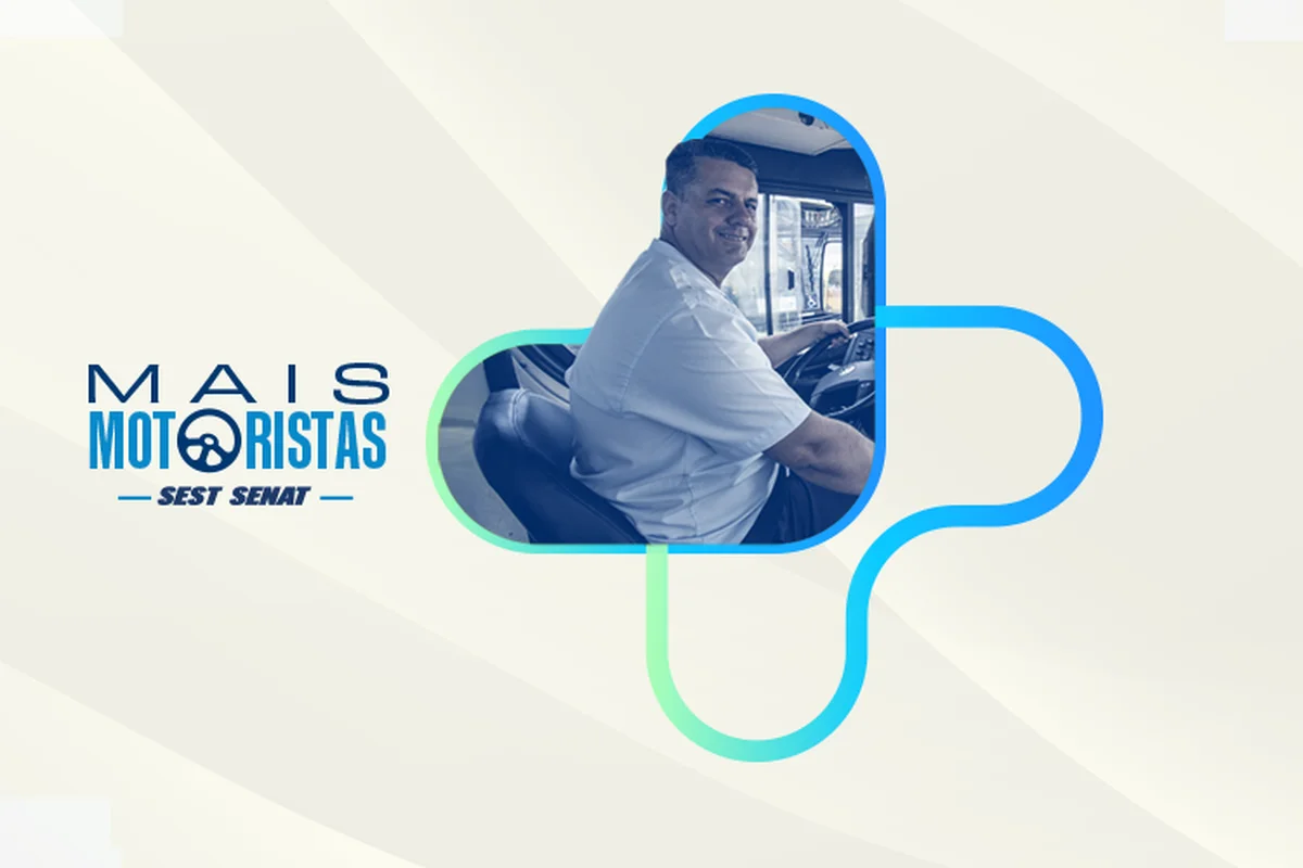 Motorista feliz dentro de um ônibus, promovendo o programa Mais Motoristas do SEST SENAT.