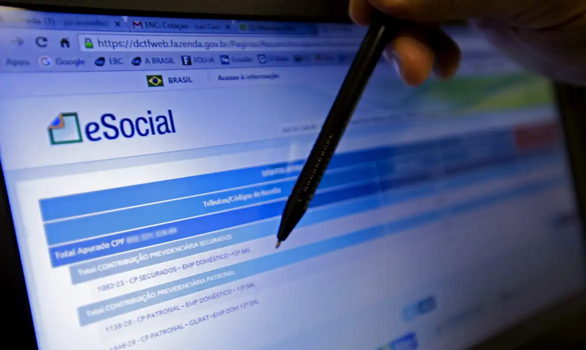 Tela do sistema eSocial com informações de contribuição sendo acessada em notebook