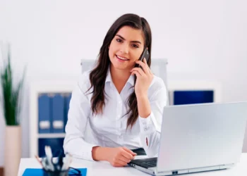 Mulher executiva falando ao telefone no escritório