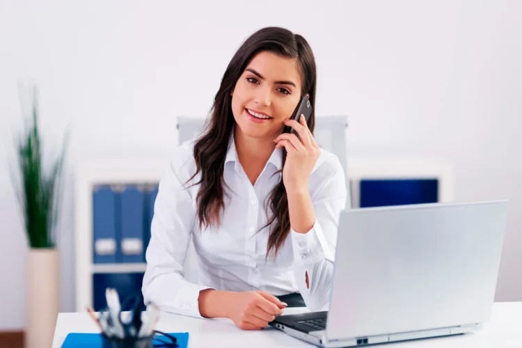 Mulher executiva falando ao telefone no escritório