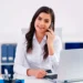 Mulher executiva falando ao telefone no escritório