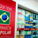Fachada de uma Farmácia Popular com prateleiras de medicamentos e o logotipo do programa brasileiro.