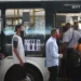 Passageiros usando máscara embarcam em ônibus do transporte público em São Paulo
